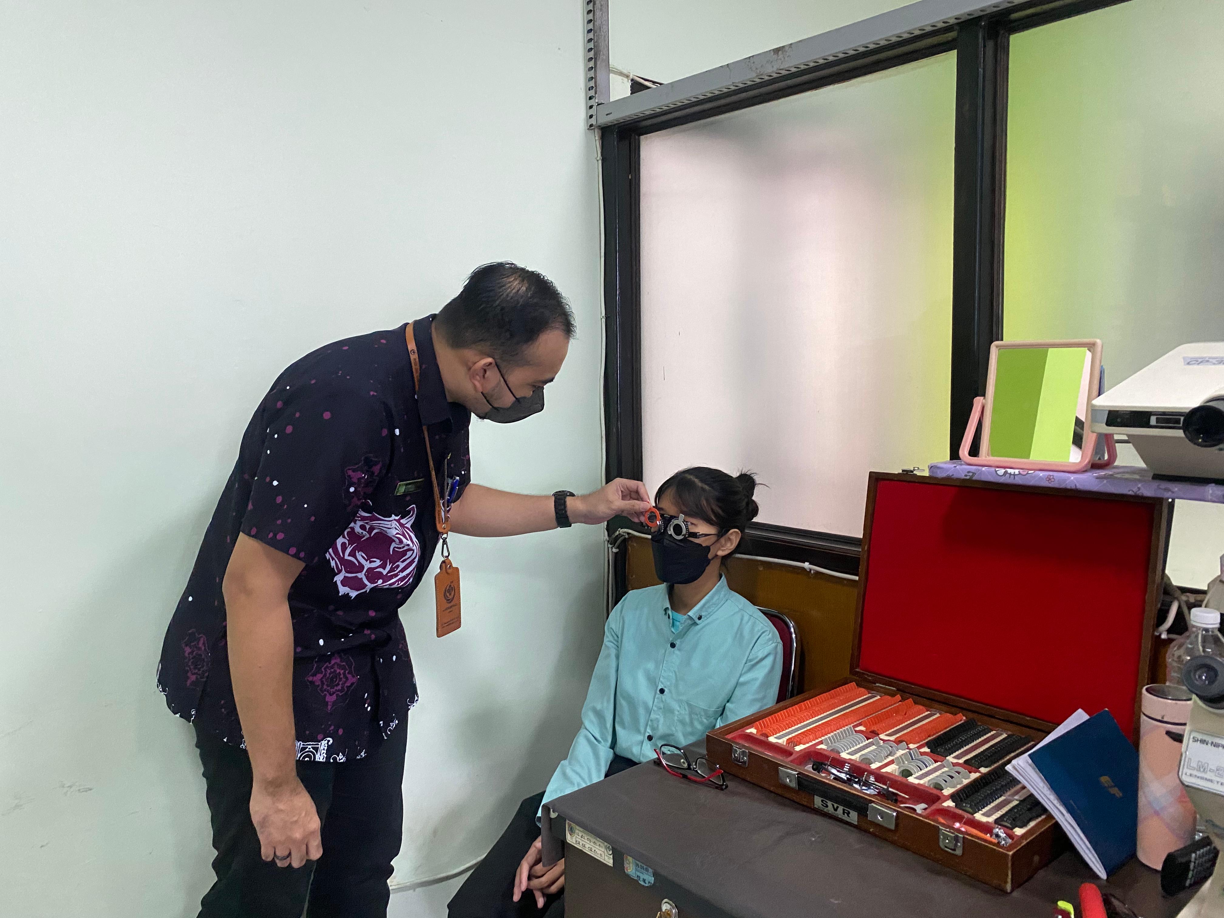 TELITI: Dokter spesialis mata RSD dr Soebandi, Bimanda Rizki Nurhidayat (kiri), memeriksa mata pasiennya.