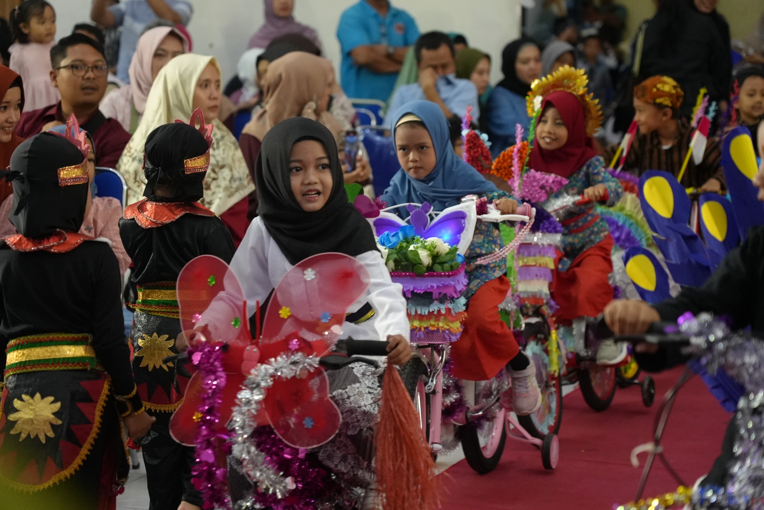 ANTUSIAS: Siswa PAUD Yasmi tampil di Gebyar Arek Pandhalungan, di Unmuh Jember (8/6).