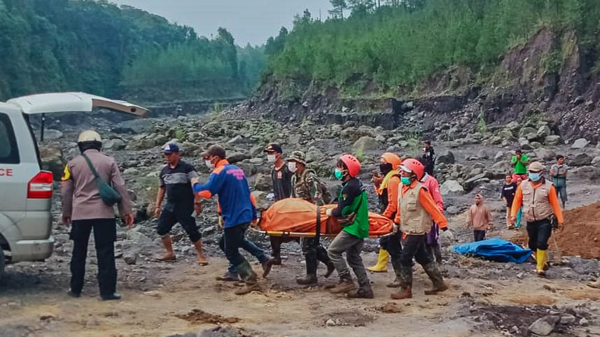 DITEMUKAN: Suasana evakuasi jenazah Junaidi satu korban longsor tebing yang baru berhasil ditemukan.