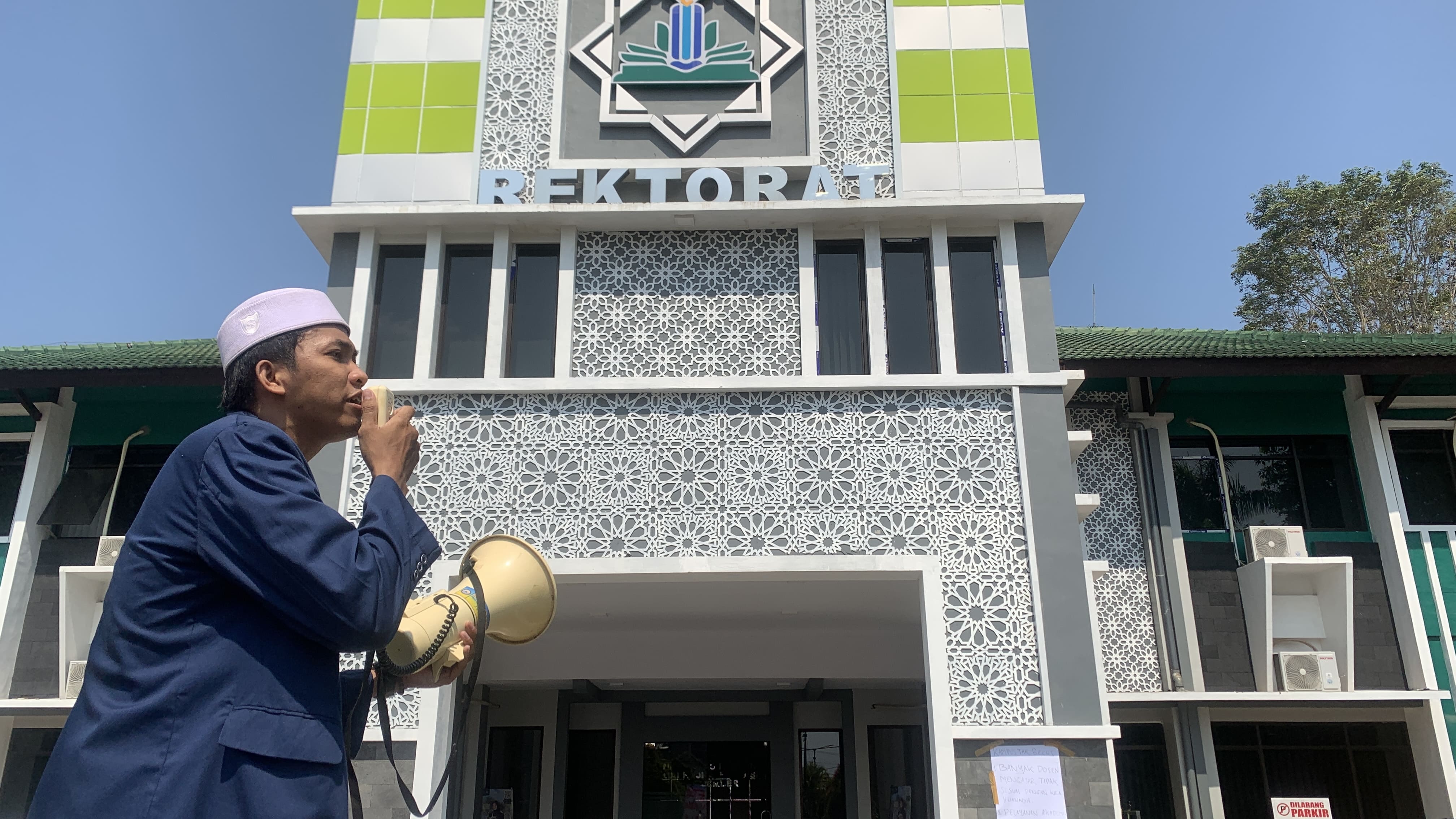LANTANG: Mahasiswa UIN KHAS Jember Muhammad Imron Hamzah berorasi menyampaikan lima tuntutan berisi desakan perbaikan fasilitas dan layanan, di depan gedung rektorat, kemarin. (YULIO FA/RADAR JEMBER)