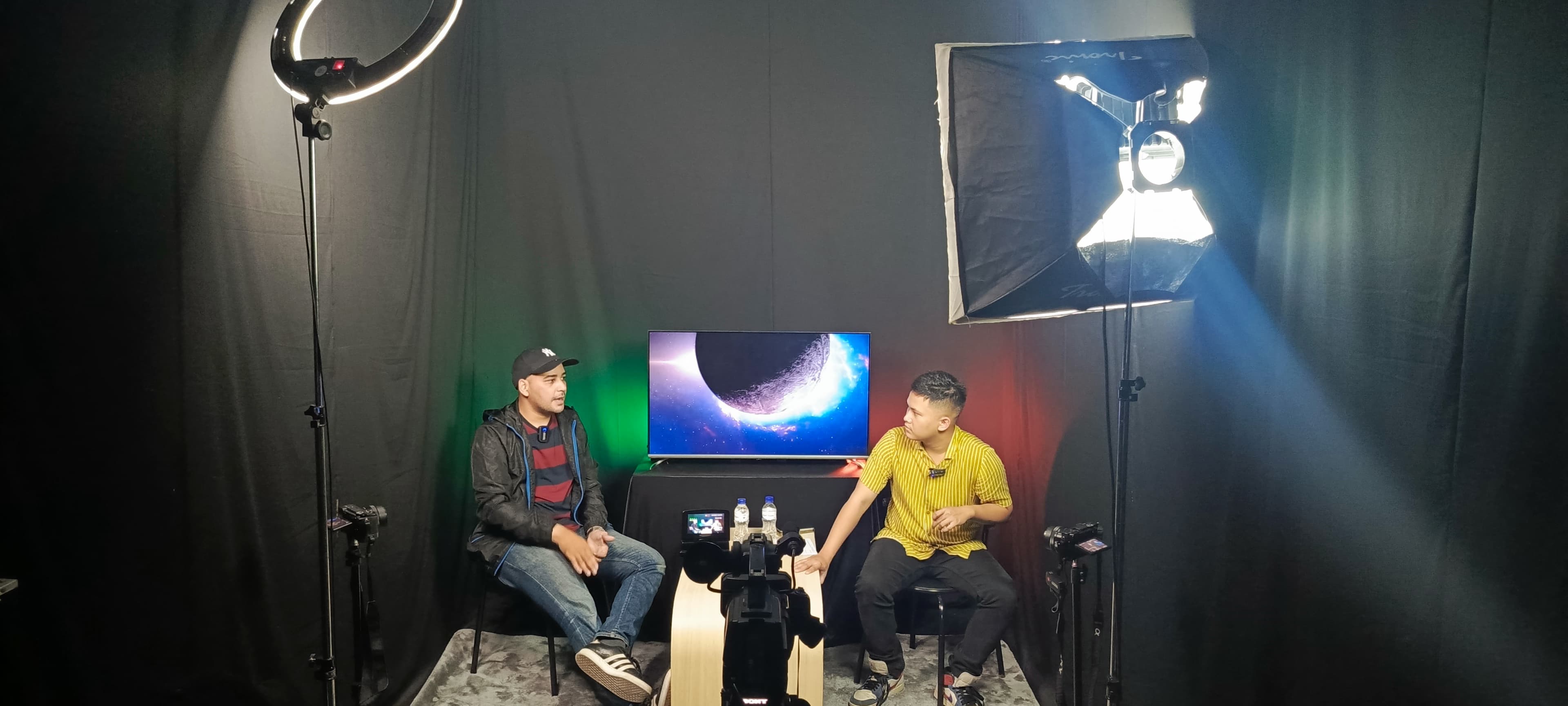 SERU: Riza Shahab, aktor sinetron dan film (kiri), bersama host tamu, Wilson, dalam acara podcast di kantor Jawa Pos Radar Jember. (MAT HARI/RADAR JEMBER)