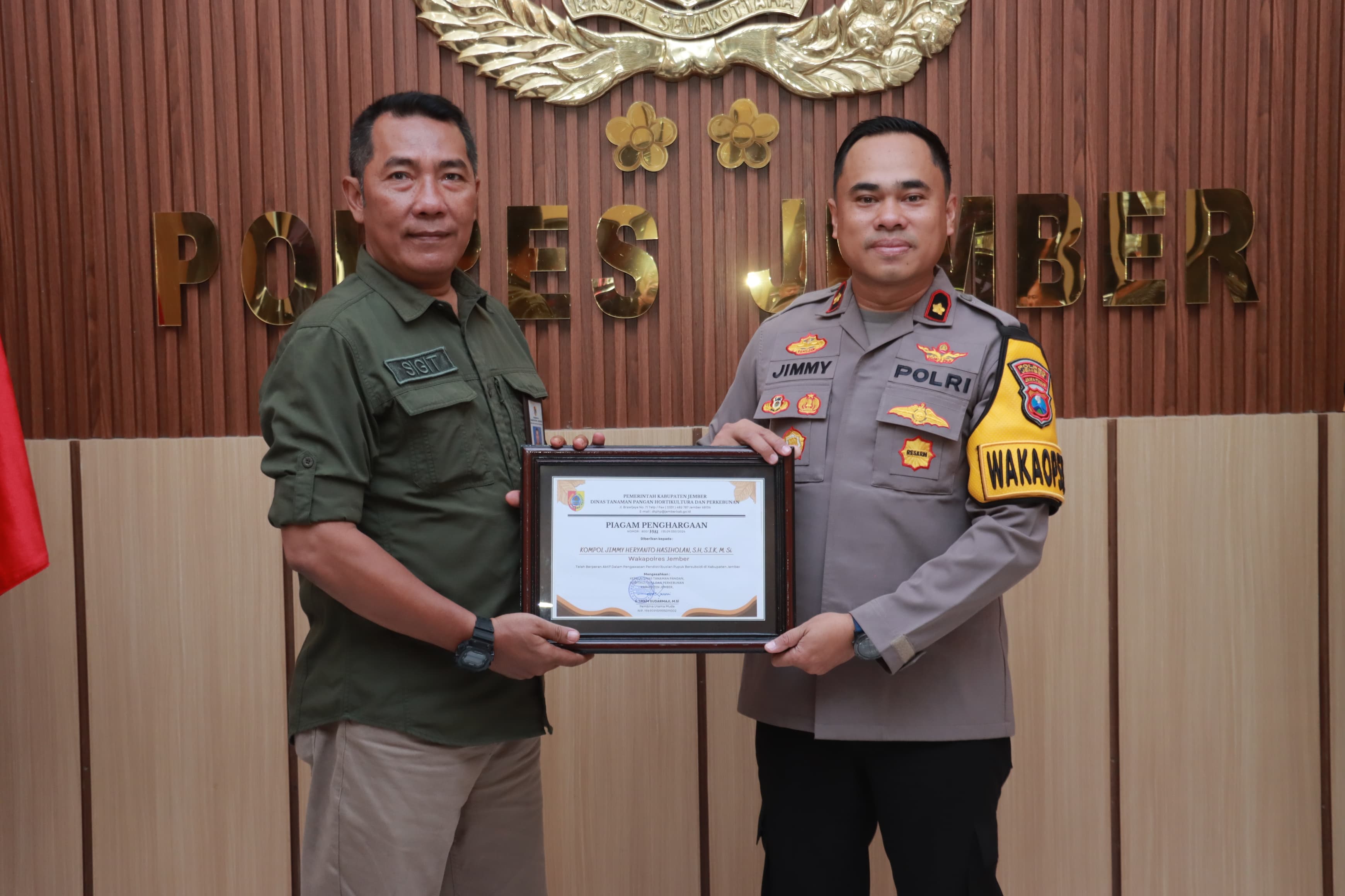 TERIMA PENGHARGAAN: Wakapolres Jember Kompol Jimmy H Hasiholan terima piagam Penghargaan dari Dinas Tanaman Pangan Hortikultura dan Perkebunan Kabupaten Jember