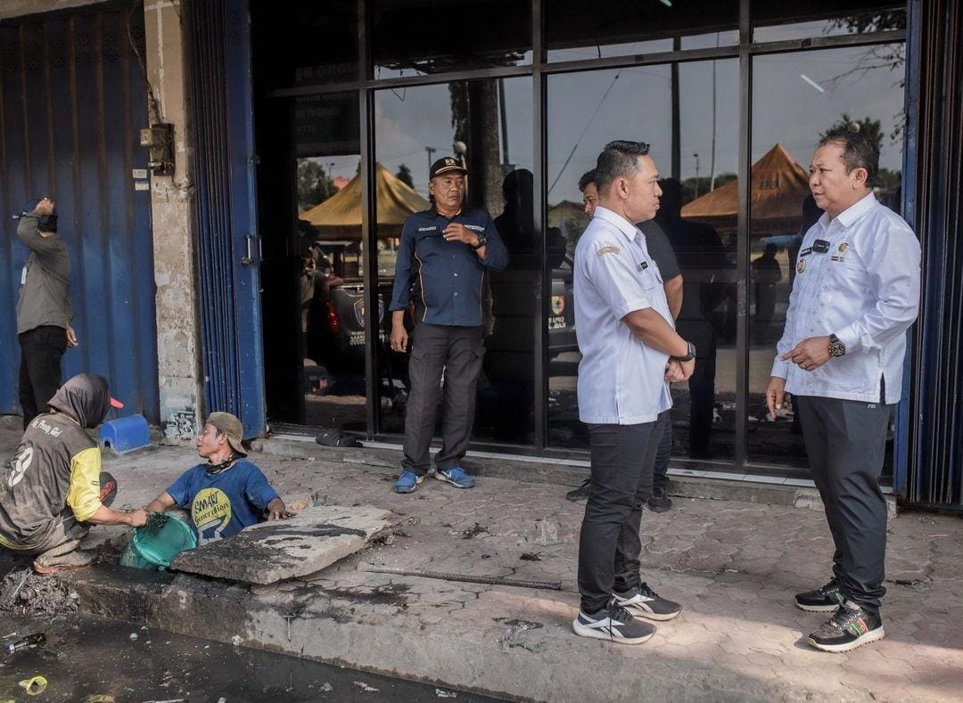 CEK LAPANGAN: Bupati Jember Hendy Siswanto mengontrol langsung perbaikan saluran drainase di Alun-Alun Rambipuji, Rabu (12/6).