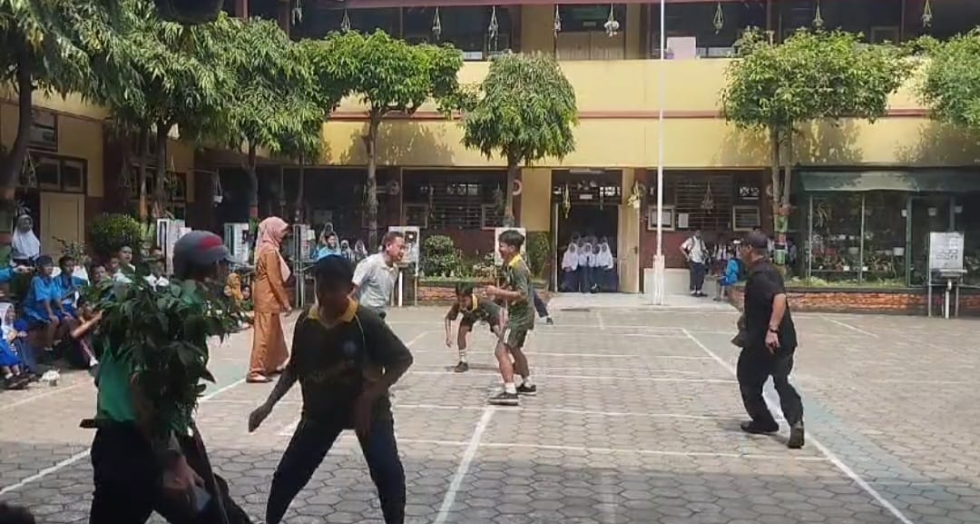 PERMAINAN TRADISONAL: Siswa SMPN 4 Tanggul saat mengisi class meeting dengan lomba Gobak Sodor.