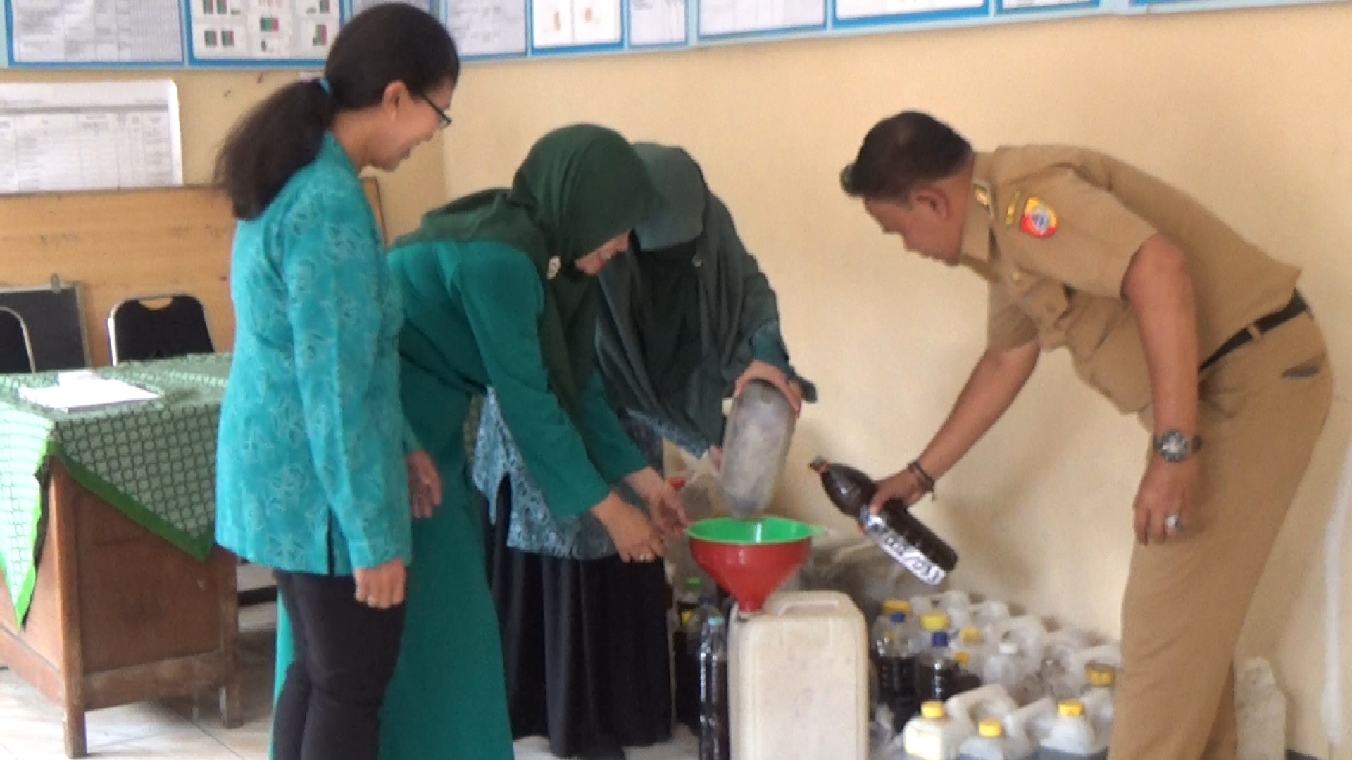 ANTRE: Warga menjual minyak curah di Kantor Lurah Jember Kidul, Kecamatan Kaliwates. (M ADHI SURYA/RADAR JEMBER)