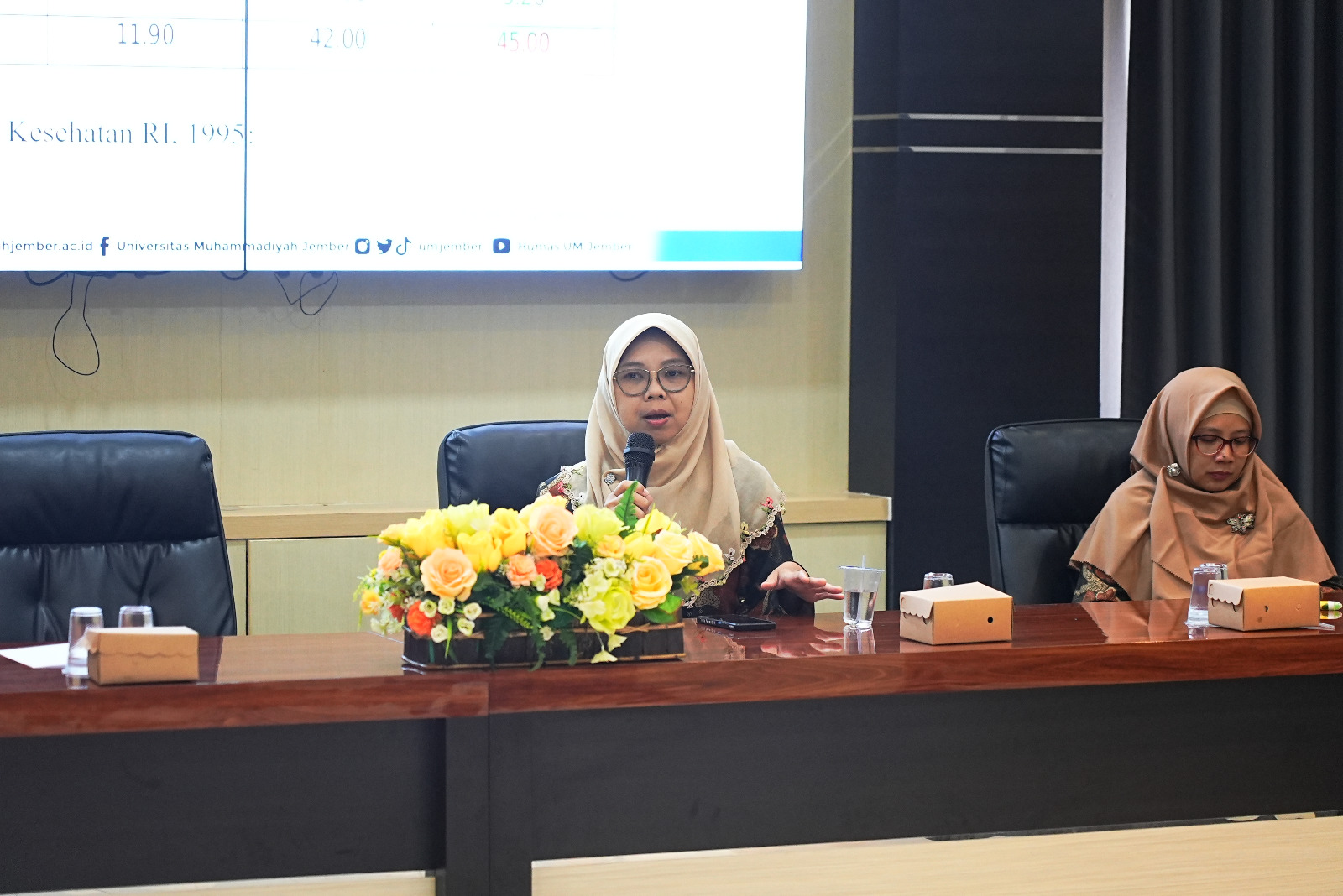 BERI PAPARAN: Pakar ilmu pangan Unmuh Jember, Ara Nugrahayu Nalawati, memberikan materi terkait pengolahan daging segar, di Unmuh Jember, belum lama ini.