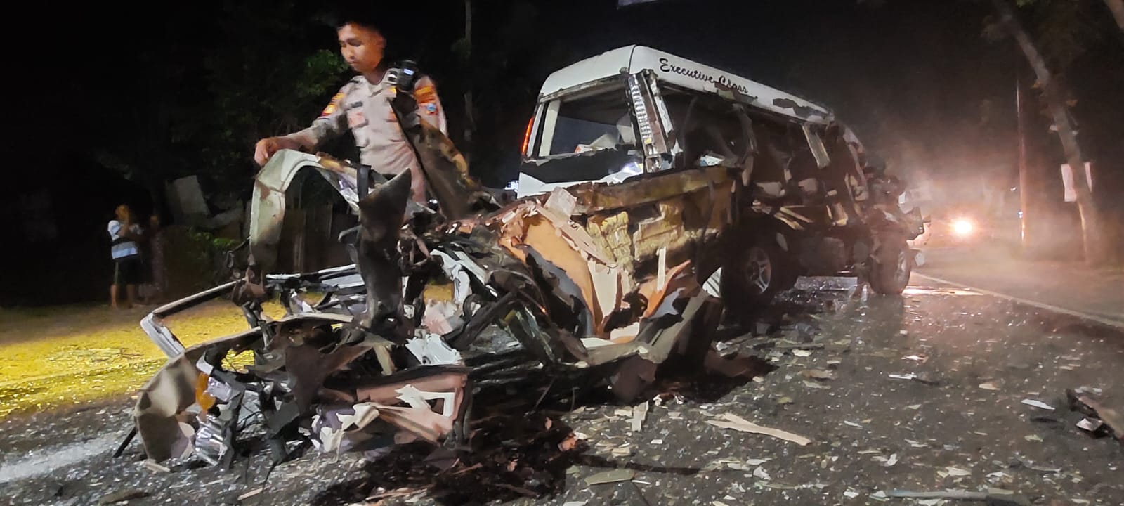 PARAH: Kondisi minibus Isuzu Elf L 7502 G yang terlibat laka lantas di Jember, dini hari tadi. (Jumai/RJ)
