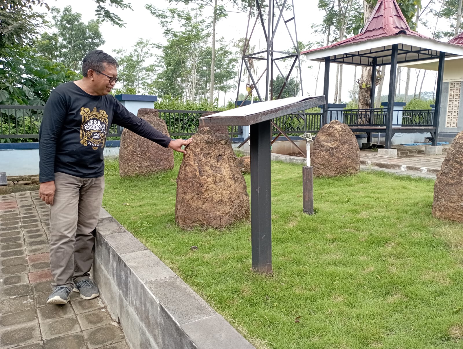 BERSEJARAH: Pusat Informasi Megalitikum (PIM) di Kecamatan Grujugan bisa menjadi jujukan selingan bagi wisatawan dari luar Bondowoso. (HILMI BASKORO/RADAR IJEN)