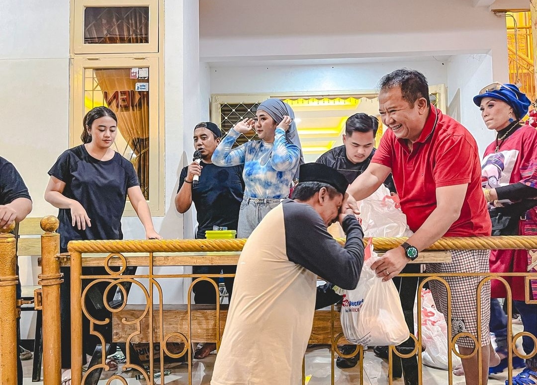 BERBAGI: Bupati Jember Hendy Siswanto membagikan daging hewan kurban kepada warga Kampung Ledok, Kelurahan Jember Kidul, Senin (17/6).
