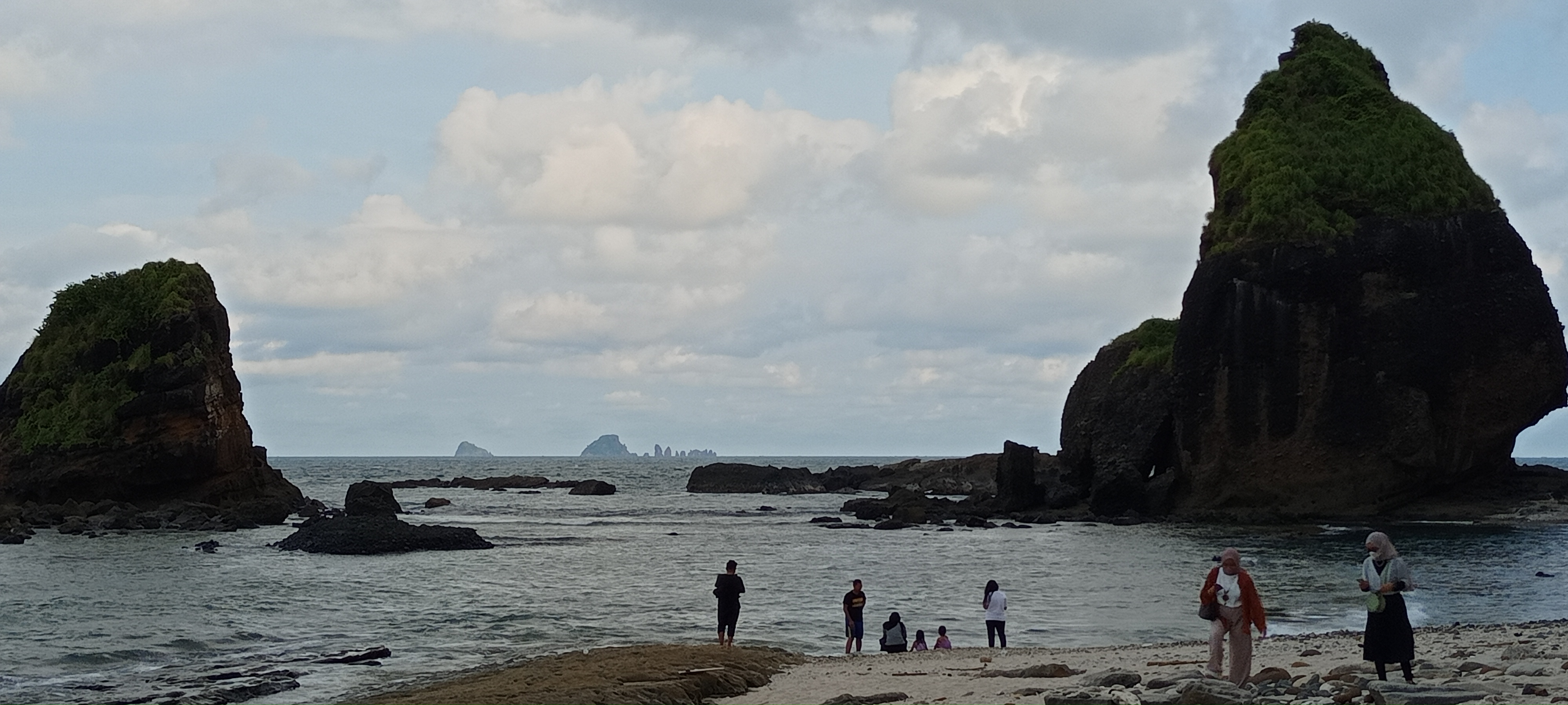 DESTINASI UNGGULAN: Pantai Papuma menjadi salah satu destinasi favorit warga yang berlibur.(MAULANA/RADAR JEMBER)