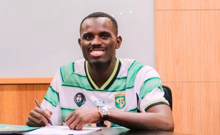 Flavio Silva saat penandatanganan kontrak. (Dok Official  Persebaya)