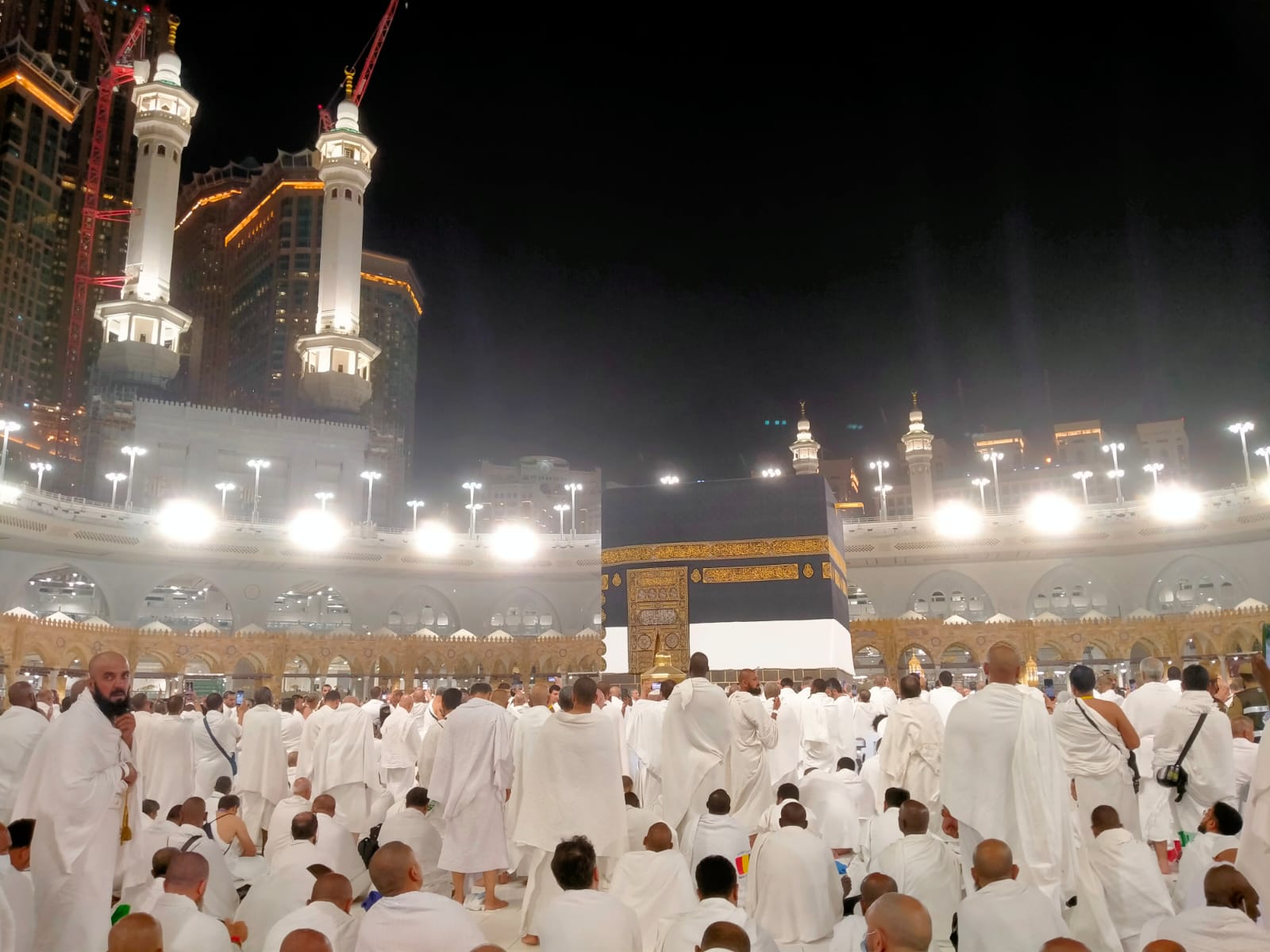 RAMAI: Jemaah haji melaksanakan tawaf ifadah seusai menyelesaikan rangkaian ibadah di Arafah, Muzdalifah, dan Mina (Armuzna), Selasa (18/6).