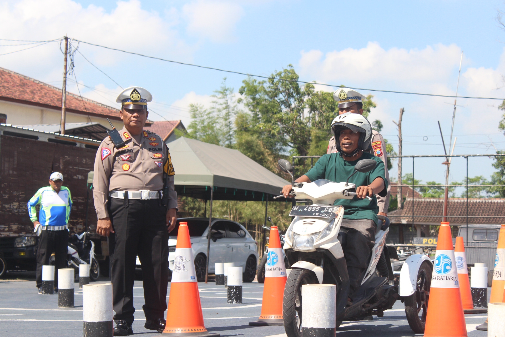 MENGEMUDI: Salah satu penyandang difabel yang melakukan tes pengambilan SIM D pada Kamis (20/6). (HASBI/RJ)