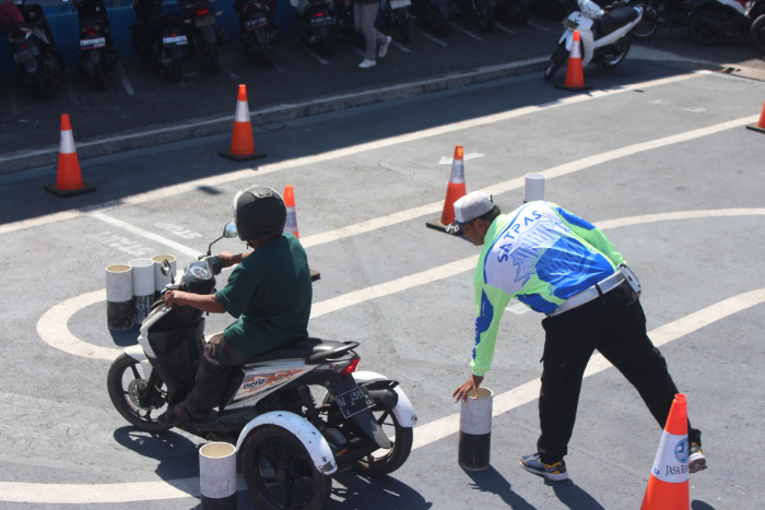 MENGEMUDI: Salah satu penyandang disabilitas melakukan tes pengambilan SIM D, Kamis (20/6) kemarin. MUHAMMAD HASBI/RADAR SEMERU
