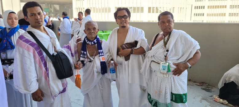 BERSEMANGAT: Ahla (dua dari kiri), jemaah haji lansia yang melakukan seluruh rukun haji secara mandiri, meski sempat pingsan karena kelelahan. KHOLILI
