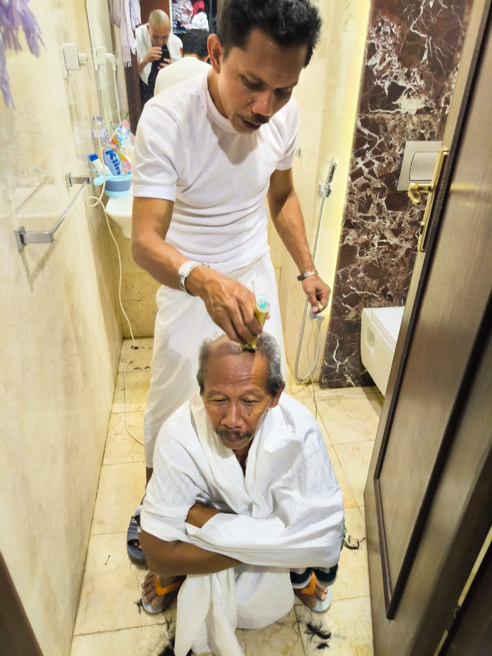 DILAKUKAN SECARA MANDIRI: Jemaah haji memotong rambutnya setelah melakukan rukun haji lempar jumrah. AHMAD DANIAL HASAN