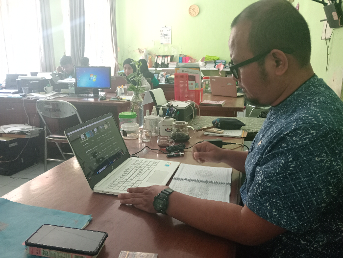 SOSIALISASI: Kabid Bina Pemerintahan Desa Dinas Pemberdayaan Masyarakat dan Desa (DPMD) Lumajang Aksanul Inam melakukan pembinaan TPPS desa. ATIEQSON MAR IQBAL/RAME