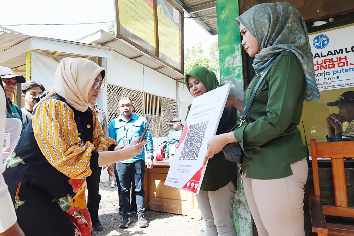 RESMI DILUNCURKAN: Metode pembayaran QRIS resmi bisa dilakukan di Tumpak Sewu, Kamis (20/6) kemarin. DISKOMINFO LUMAJANG