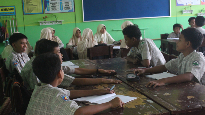 BELAJAR: Sejumlah siswa SD saat melakukan kegiatan belajar mengajar (KBM) di salah satu sekolah di Lumajang. MUHAMMAD HASBI/RAME