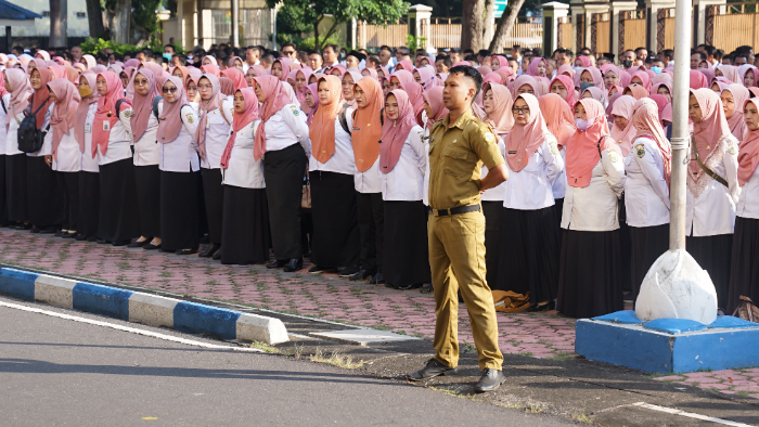 TAK BERPIHAK: Sejumlah ASN saat dilantik di Pendapa Bupati Bondowoso. (HILMI BASKORO/RADAR IJEN)