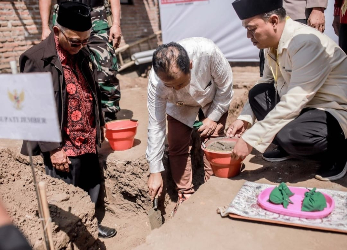 BERI DUKUNGAN: Bupati Jember Hendy Siswanto melakukan peletakan batu pertama pembangunan rumah syukur kemerdekaan Indonesia untuk fakir miskin di Dusun Krajan Selatan, Desa Patemon, Kecamatan Pakusari