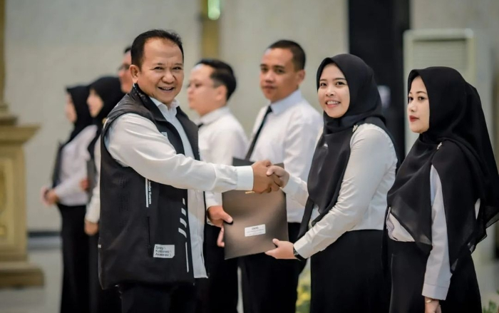 MENGAPRESIASI: Bupati Jember Hendy Siswanto saat menyerahkan SK pengangkatan kepada PPPK. DISKOMINFO JEMBER