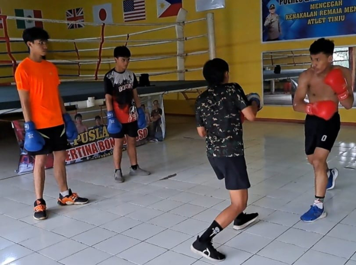 FOKUS: Beberapa Petinju asal Bondowoso fokus mengikuti sesi latihan. PERTINA BONDOWOSO