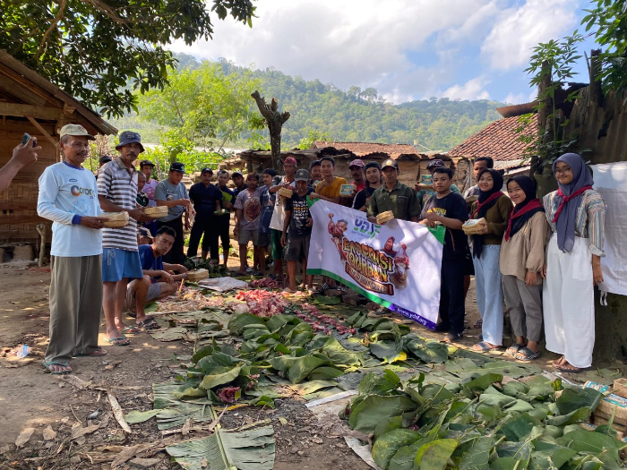 BERI MANFAAT: Pelaksana kurban YDSF foto bersama setelah prosesi kurban di Desa Gelang, Kecamatan Sumberbaru.YDSF JEMBER