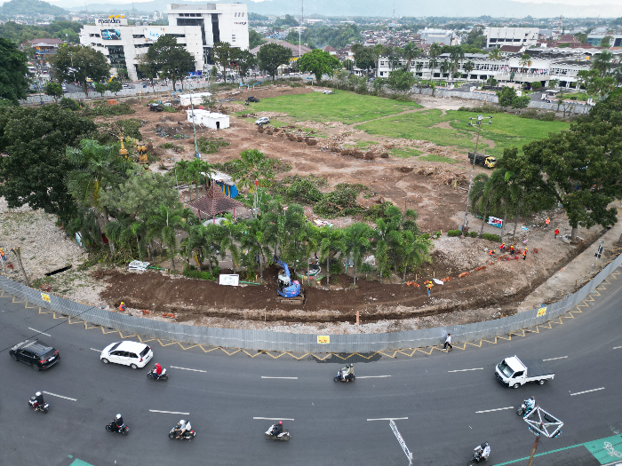 Proses pemugaran Alun-Alun Jember. Kini, banyak pohon yang sudah hilang dan fondasi mulai dikeruk. YULIO FA/RADAR JEMBER