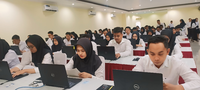 BERSAING: Sejumlah warga mengikuti proses penerimaan seleksi CASN tahun 2023. BKPSDM JEMBER