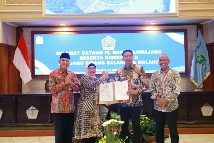 SATU TUJUAN: Pj Bupati Lumajang Indah Wahyuni menandatangani kerja sama dengan Pemkot Malang, Jumat (21/6). DISKOMINFO LUMAJANG