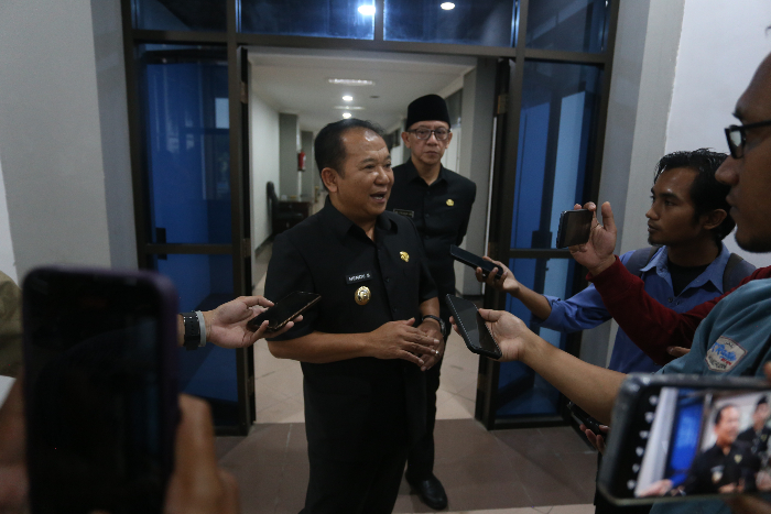 BERSAMA LAGI: Bupati Jember Hendy Siswanto didampingi Wabup Gus Firjaun bertemu awak media di DPRD Jember, beberapa waktu lalu. (MAULANA/RADAR JEMBER)