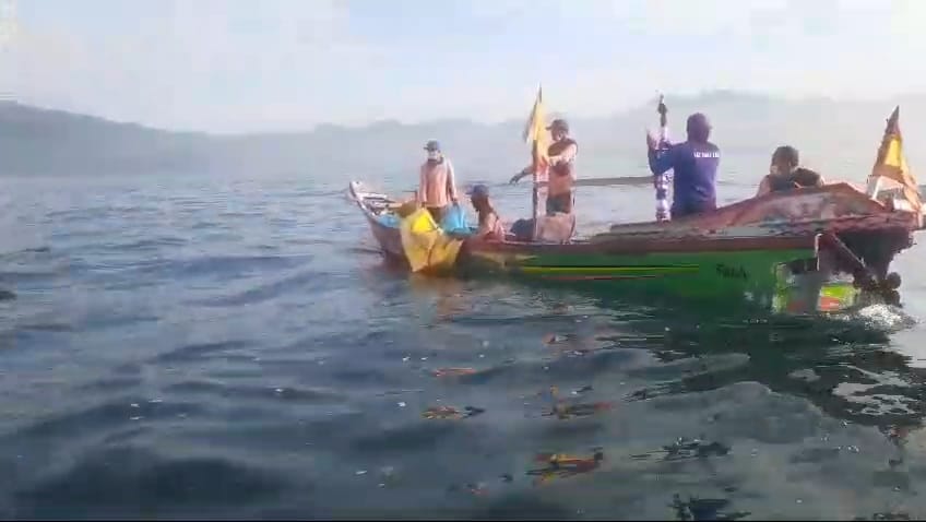 EVAKUASI: Anggota SAR Rimba Laut mengevakuasi jasad Andika Pradana yang ditemukan posisi tertelungkup ditengah laut. SAR RIMBA LAUT