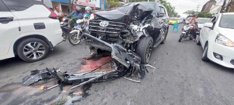 HANCUR: Mobil Toyota Fortuner berpelat P 1981 ID yang disopiri Rizky Arie Bowo rusak parah setelah menabrak mobil boks dan mobil Datsun di Jalan Hayam Wuruk, Kecamatan Kaliwates, Selasa (25/6). JUMAI