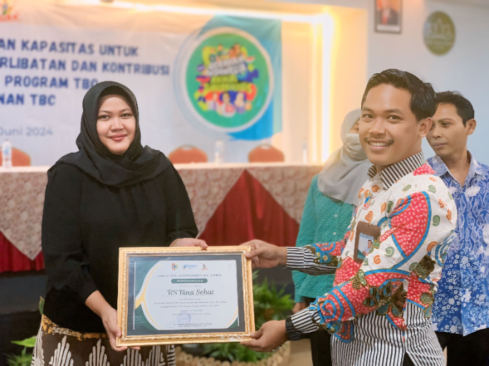 REWARD: Komitmen Rumah Sakit Bina Sehat dalam penanggulangan kasus TBC diapresiasi Dinas Kesehatan dengan pemberian penghargaan. RSBS