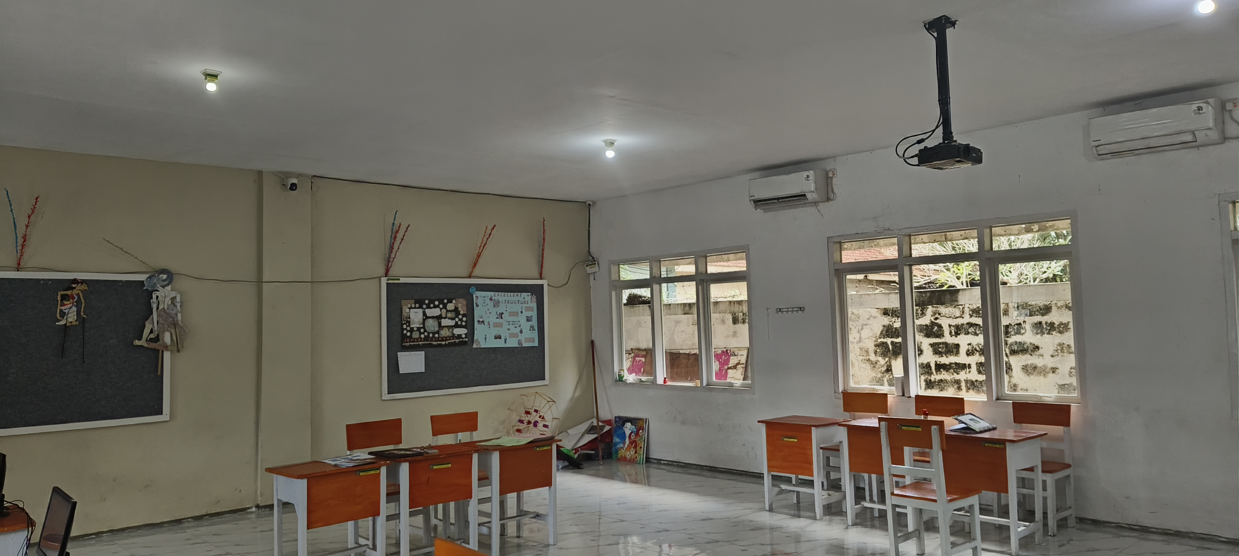 Ruang Kelas SMA Muhammadiyah 3 Jember yang dilengkapi dengan AC (Foto: SMAMGA Jember)