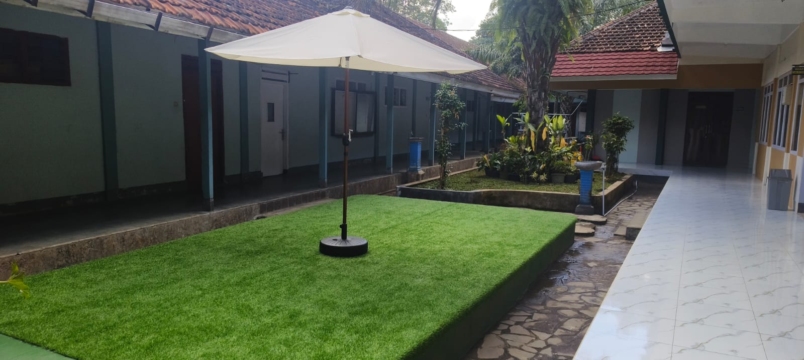 Taman depan Kelas yang nyaman untuk tempat diskusi maupun belajar (Foto: SMAMGA)