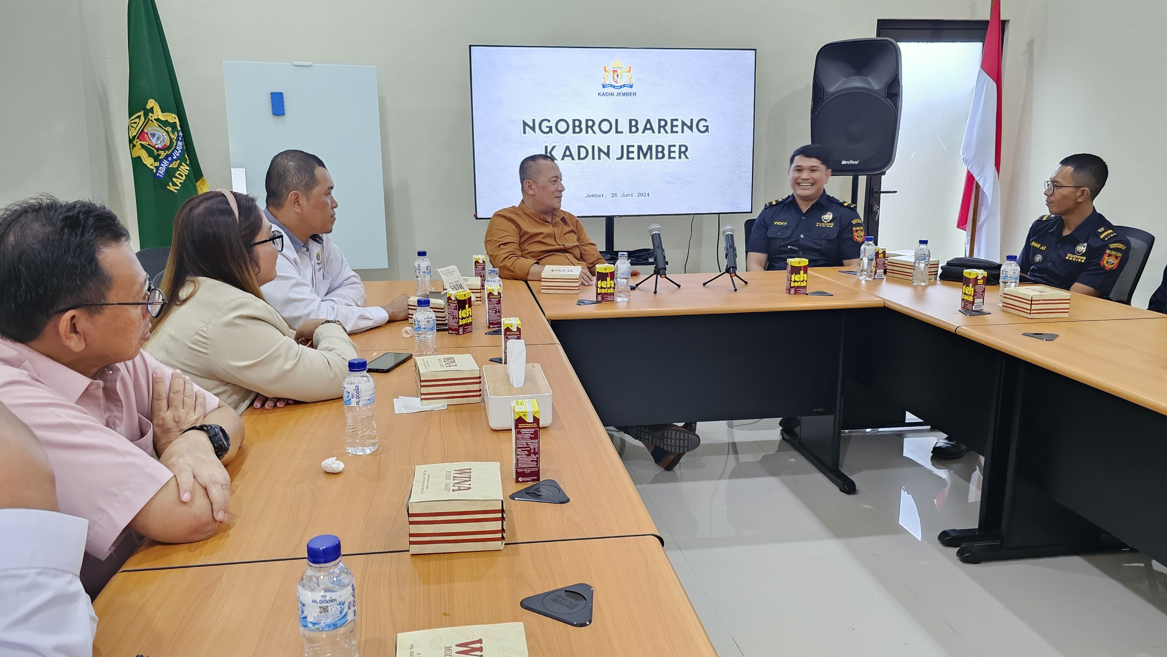 SATU VISI : Para pengusaha yang tergabung dalam KADIN Jember saat berdiskusi dengan para petugas dari Kantor Pengawasan dan Pelayanan Bea Cukai. (MS RASYID/RJ)