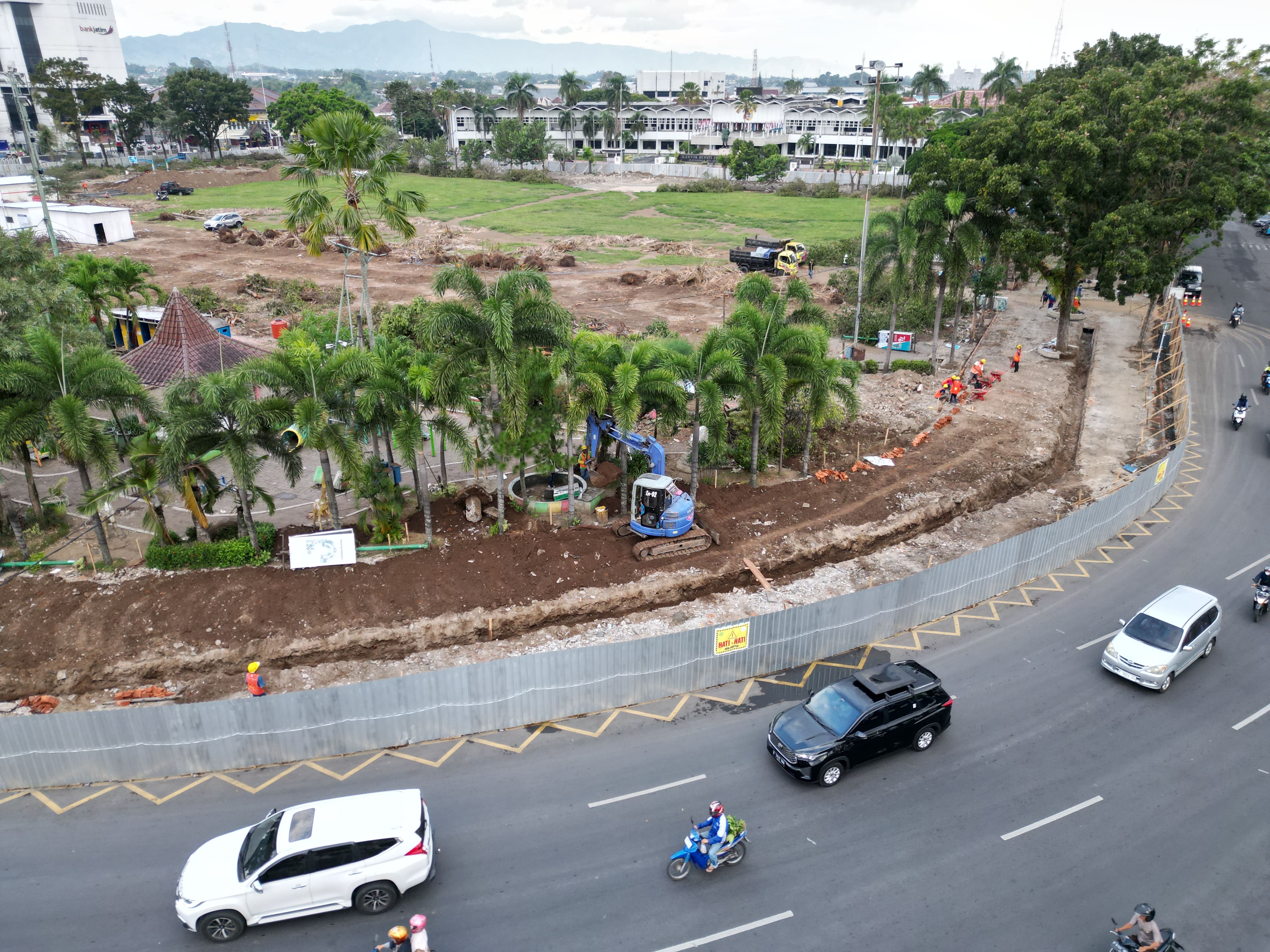TERUS DIBANGUN: Alun-Alun Jember terus dibangun dan ditargetkan selesai pada Oktober mendatang.(YULIO FA/RADAR JEMBER)