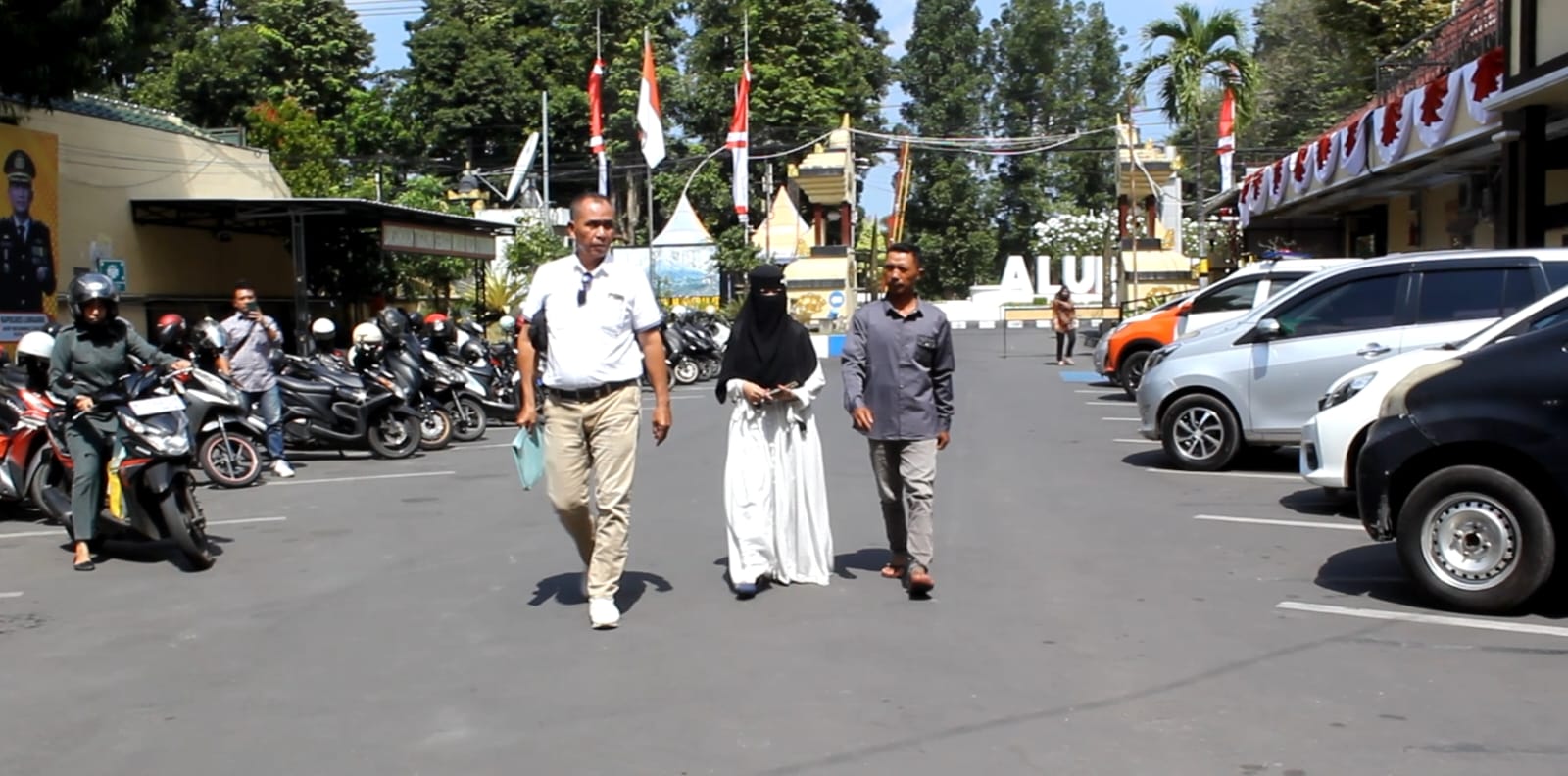 MENGADU: Korban didampingi keluarga bersama pendamping yang sebelumnya mendatangi kepolisian setempat untuk melaporkan tersangka.(MUHAMMAD HASBI/RADAR SEMERU )