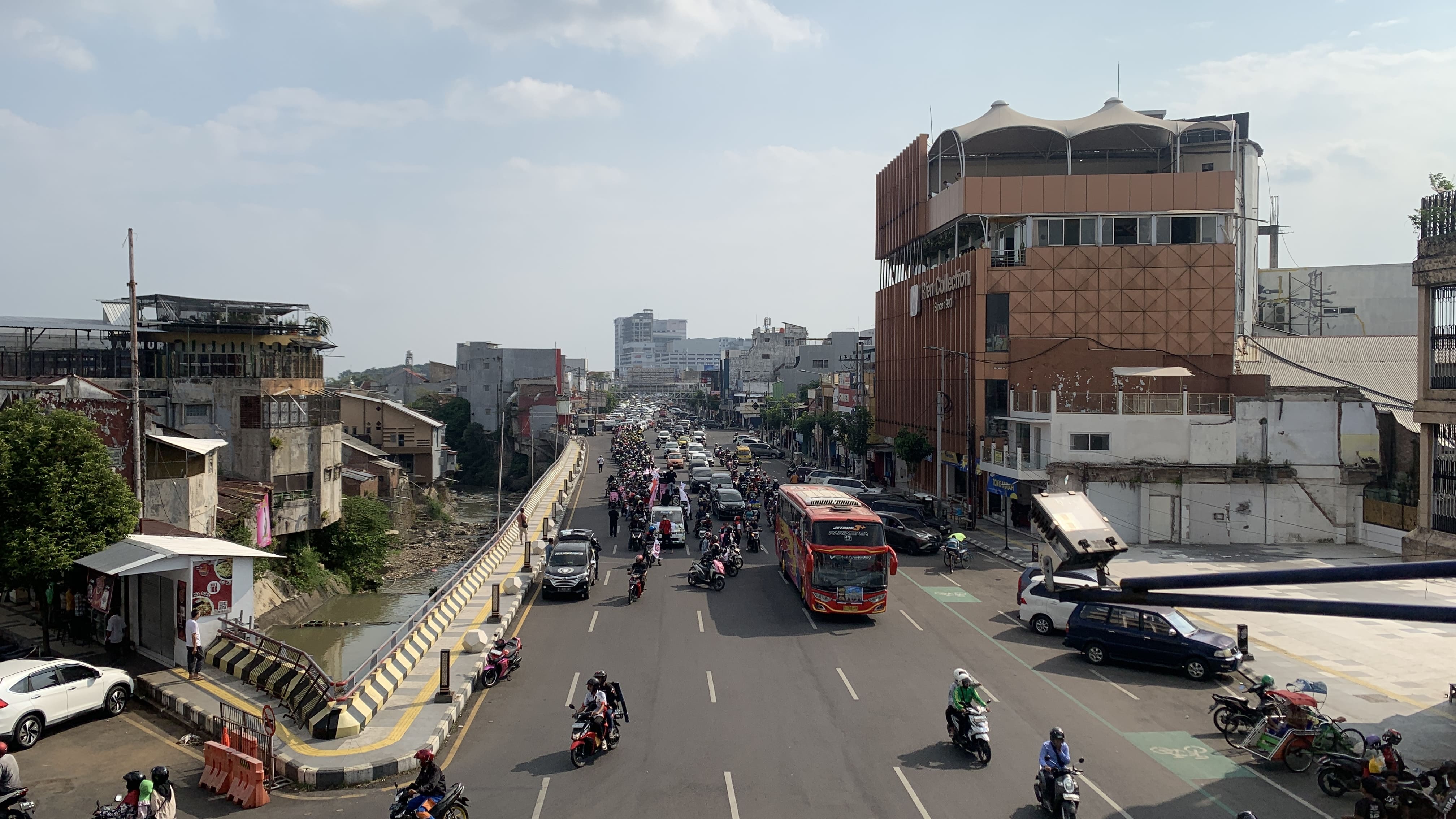 TATA KOTA: Lalu lalang kendaraan bermotor melintas di Jalan Sultan Agung. Walau pada siang hari panas terik, namun BMKG memprediksi musim kemarau tahun ini lebih pendek daripada tahun lalu. (ILHAM/RJ)