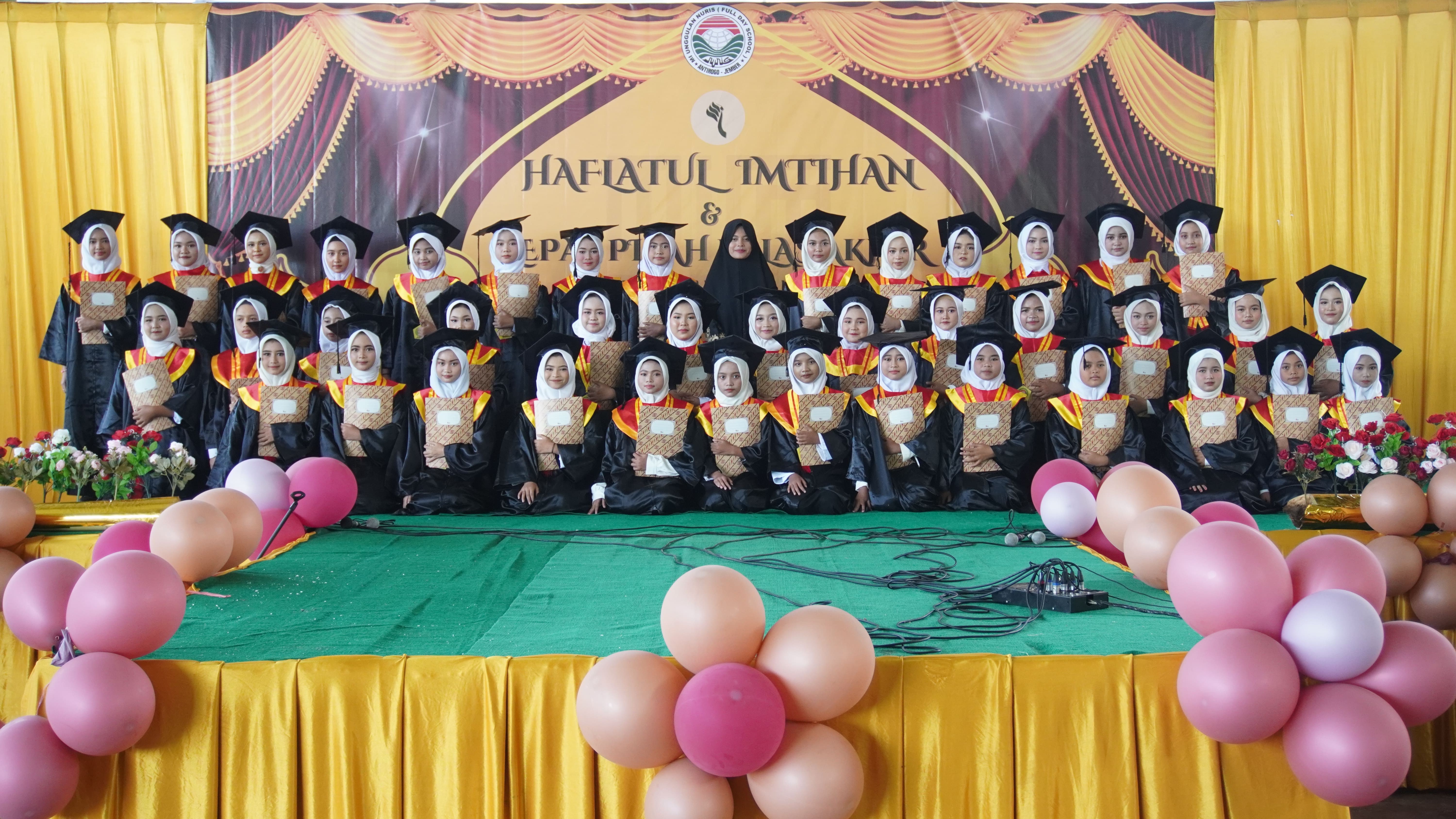 BERJALAN LANCAR: Siswa kelas VI dan para guru MI Unggulan Nuris Jember setelah prosesi lepas pisah dan imtihan yang digelar di GOR Nuris, 22 Juni lalu.