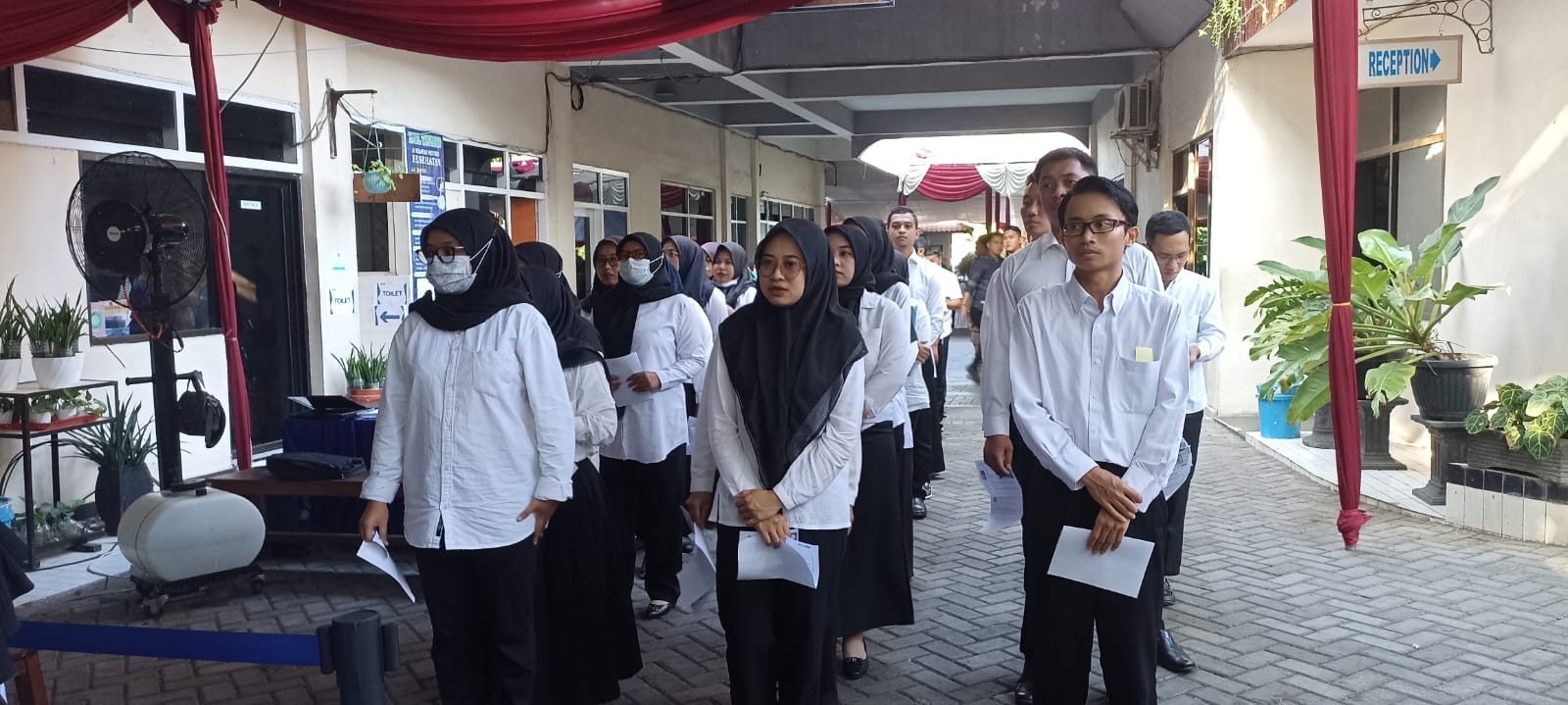BERSIAP: Sejumlah peserta seleksi rekrutmen CASN 2023 bersiap memasuki ruang ujian.(DOKUMENTASI BKPSDM)