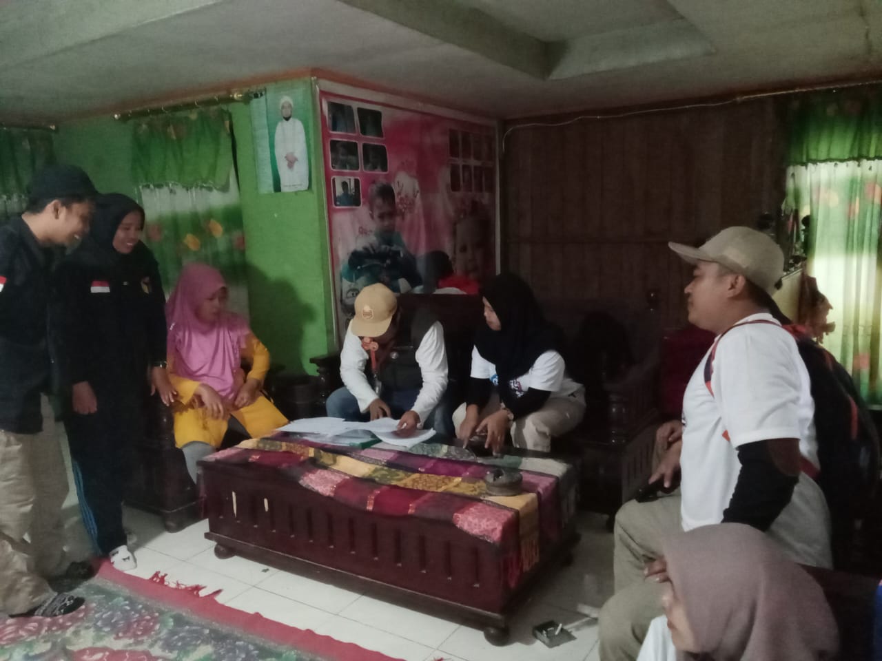 MENDATA WARGA: Pantarlih saat melakukan coklit di Kecamatan Taman Krocok.(KPU BONDOWOSO)