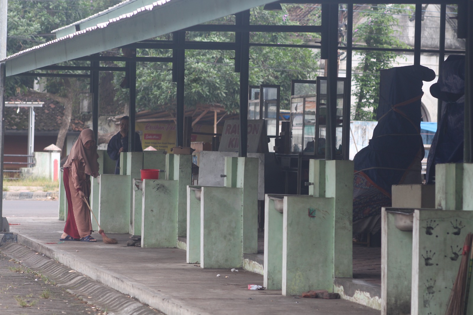 SEPI PENGUNJUNG: Hanya tersisa sedikit PKL di Wisata Kuliner Jembatan Ki Ronggo.(HILMI BASKORO/RADAR IJEN)