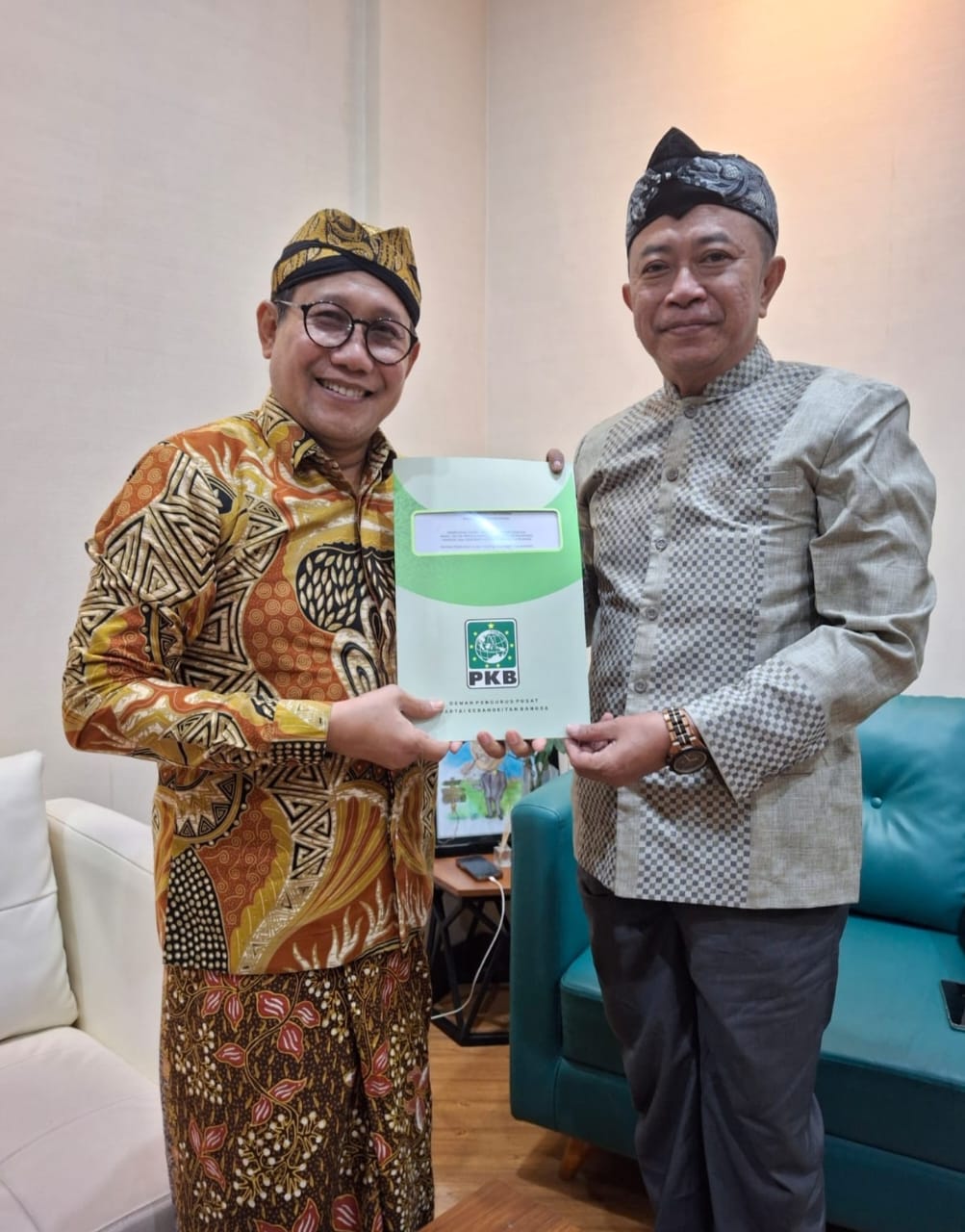 DIPAMPANG: KH. Abdul Hamid Wahid (kanan) saat menerima surat rekomendasi DPP PKB dari Ketua DPW PKB Jatim, Rabu (4/7) malam.(PKB BONDOWOSO)