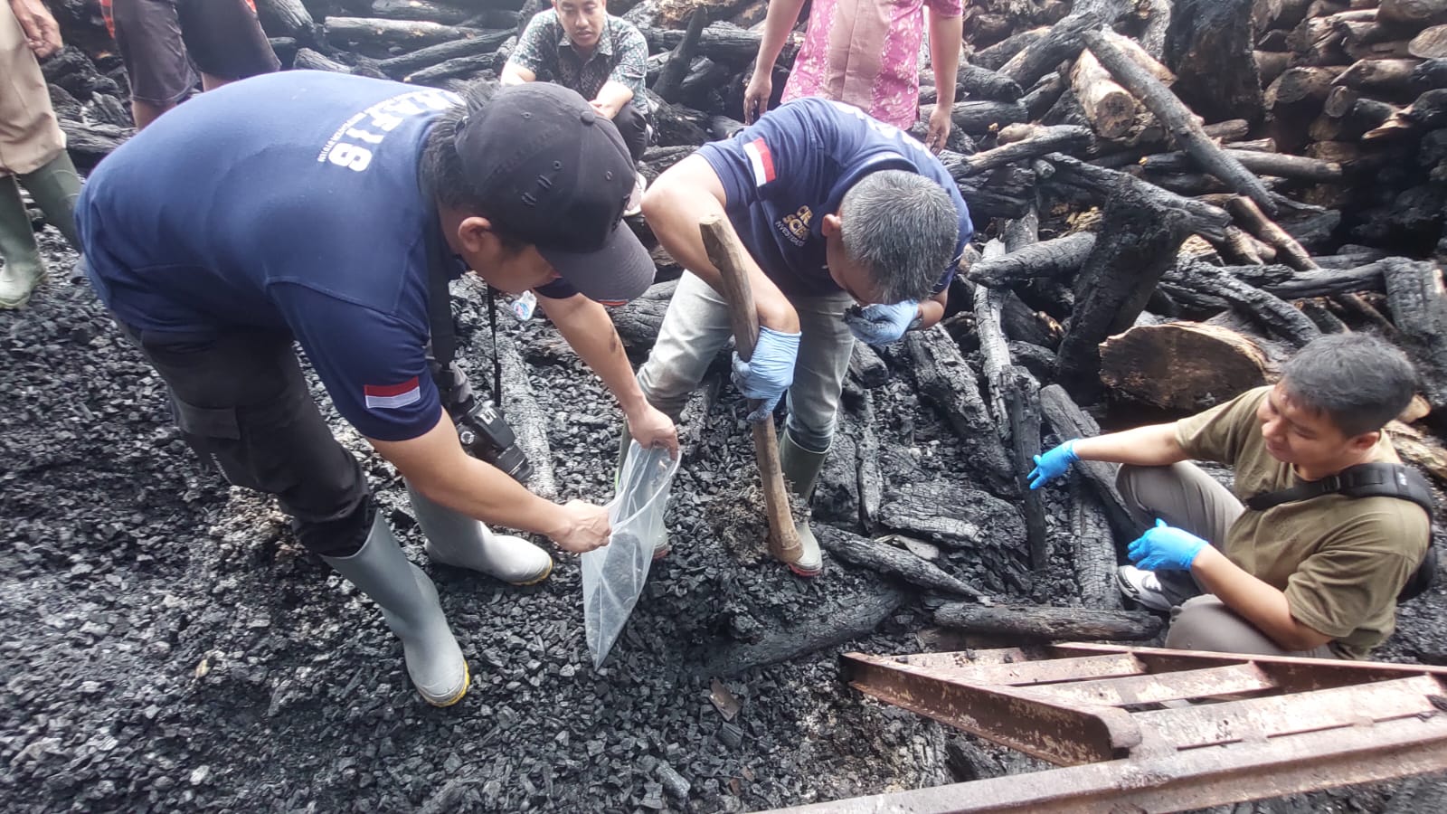 DATANGI LOKASI: Tim Inafis Polres Jember saat mendatangi lokasi untuk melakukan olah tempat kejadian perkara (tkp). (Jumai/RJ)