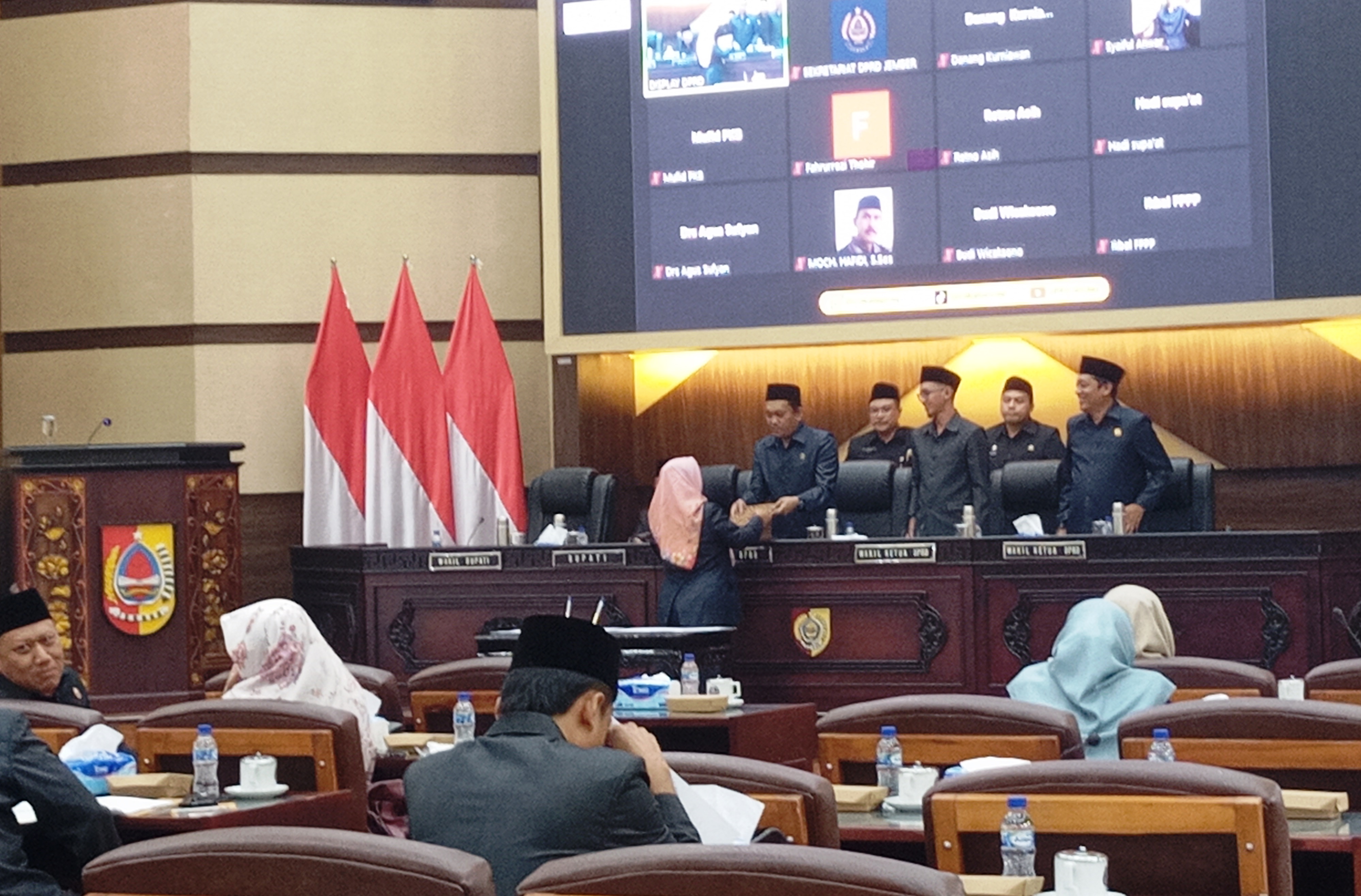 SERAHKAN DOKUMEN: Suasana paripurna pengesahan Perda RPJPD Jember, kemarin.(MAULANA/RADAR JEMBER)