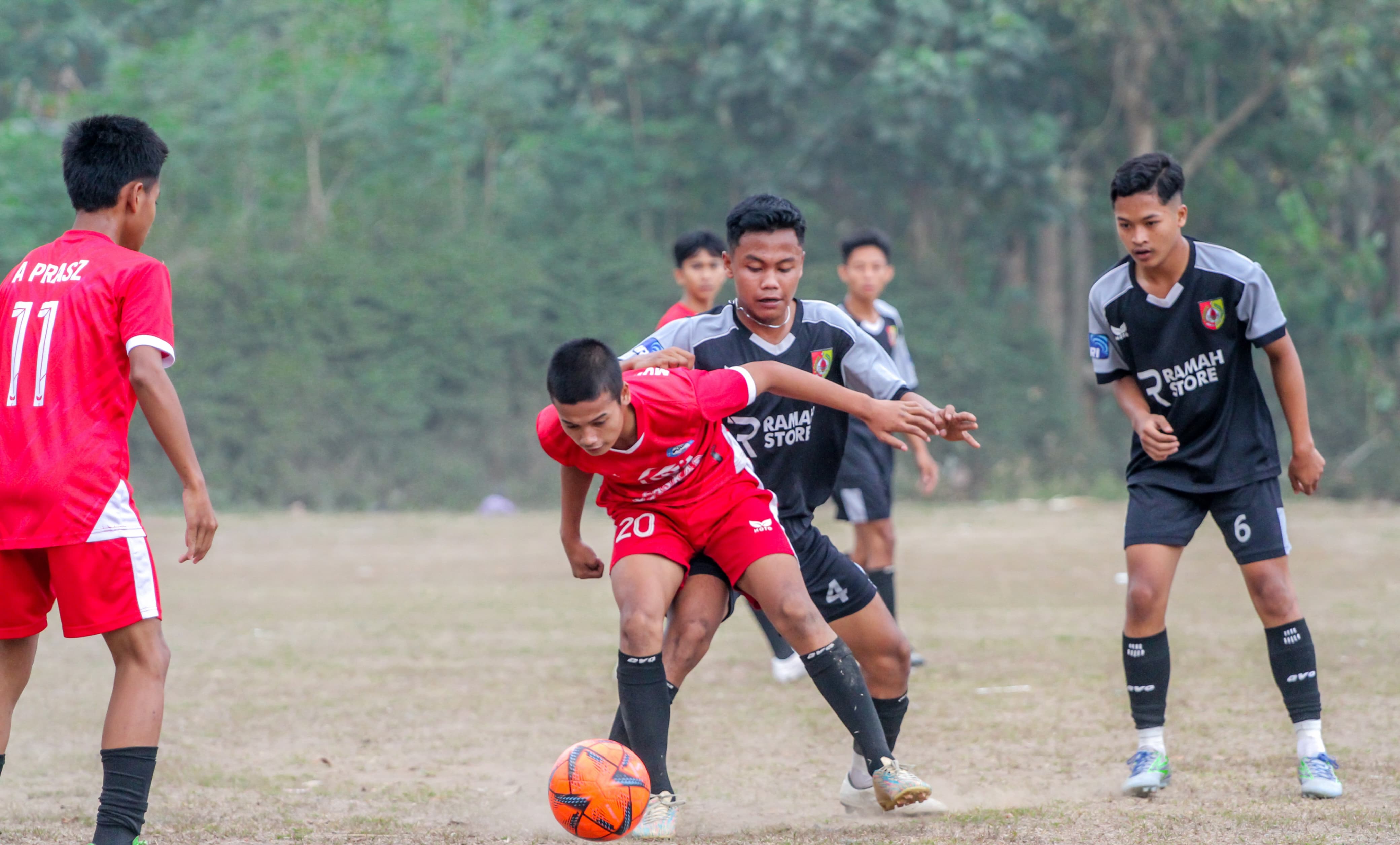 OLAHRAGA: Sejumlah pemuda bermain bola di lapangan Desa Kawangrejo, Kecamatan Mumbulsari.(PEMDES KAWANGREJO)