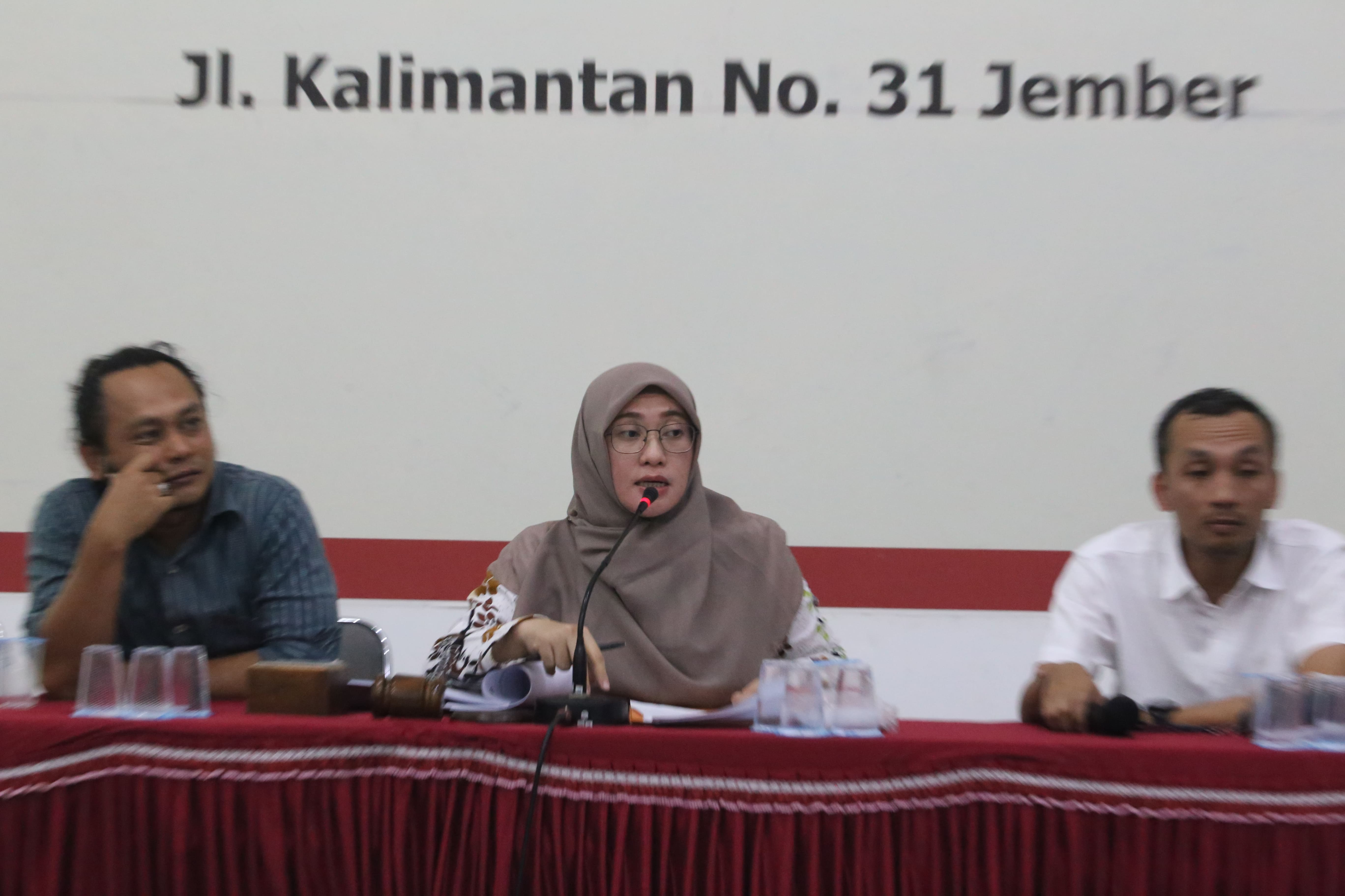 RAPAT TERBUKA: Dari kiri, Komisioner KPU Jember, Hendra Wahyudi, Dessy Anggraini (ketua), dan Andi Wasis, dalam sebuah rapat, belum lama ini.(YULIO FA/RADAR JEMBER)
